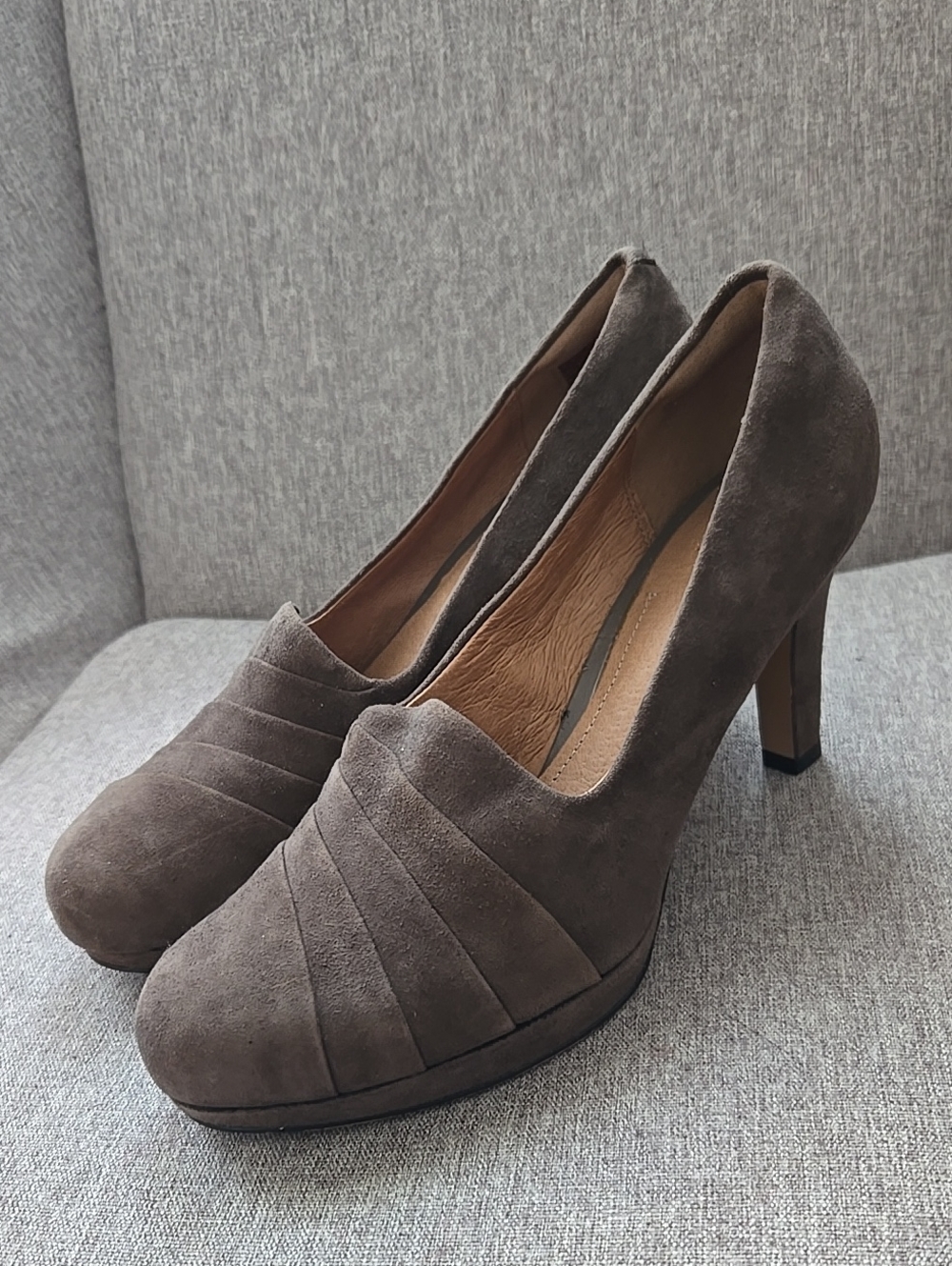 Clarks Artisan Delsie Joy Dark Taupe Suede Heels Bohemian Earthtone Leather
